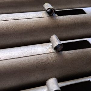 Větší kovová píšťala (gamba)